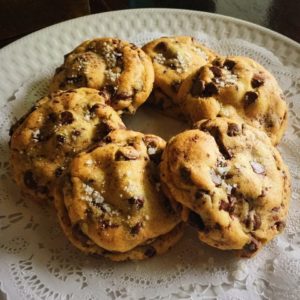 platter of 6 chocolate chip cookies